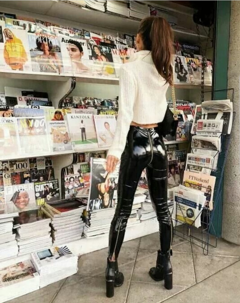 Latex Frauen (Teil 2)
 #92129817