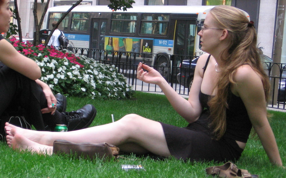 Schoene Frauen und suesse Fuesse #93911679