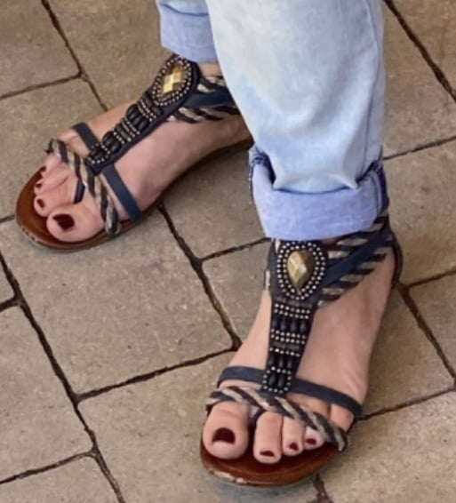 Schoene Frauen und suesse Fuesse #93911702