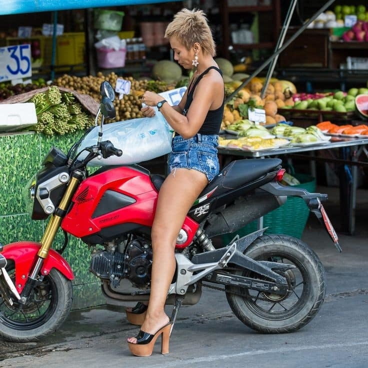 Schoene Frauen und suesse Fuesse #93911719