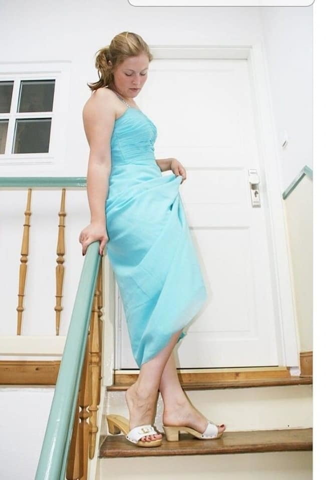 Schoene Frauen und suesse Fuesse #93911726