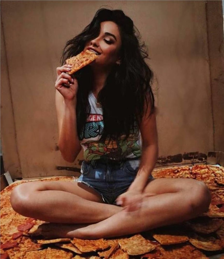 Chicas calientes comiendo pizza
 #88358061