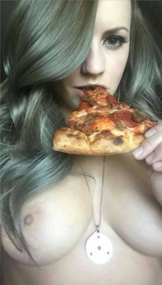 Filles chaudes mangeant de la pizza
 #88358108