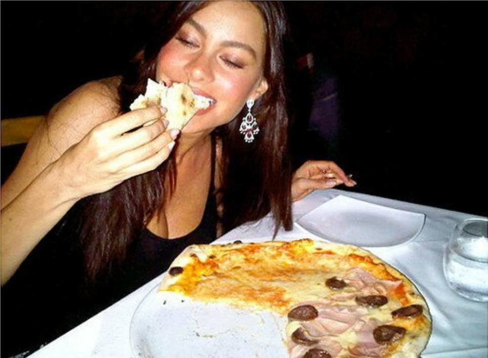 Filles chaudes mangeant de la pizza
 #88358129