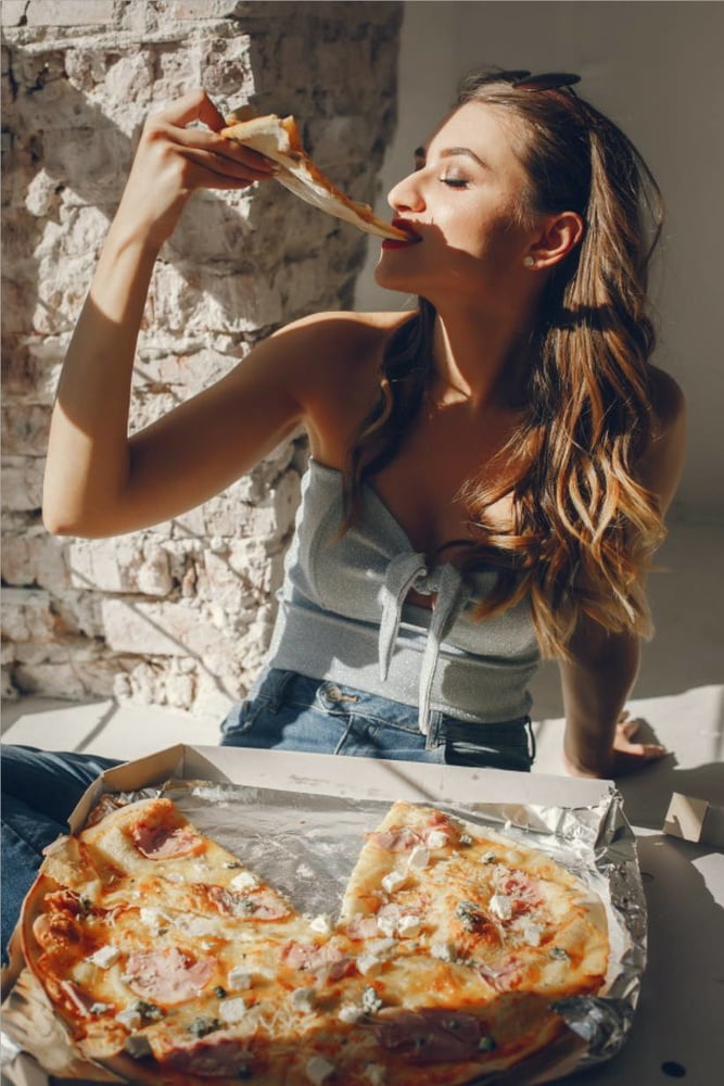 Filles chaudes mangeant de la pizza
 #88358165