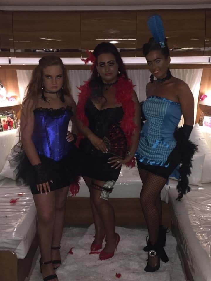 Putas en traje de fantasía 298
 #105138523