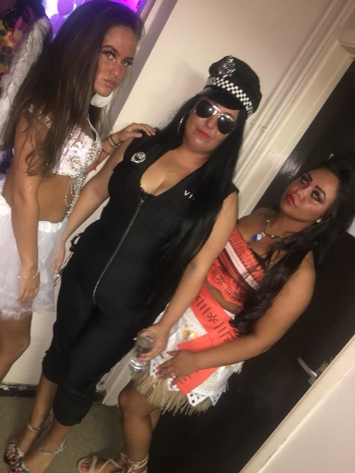 Putas en traje de fantasía 298
 #105138568