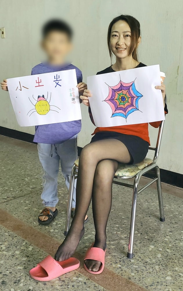 Femme chinoise aux jambes maigres en collants
 #98412860