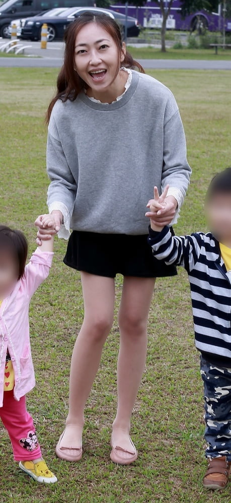 Femme chinoise aux jambes maigres en collants
 #98412872