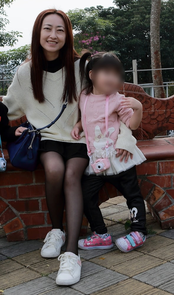 Femme chinoise aux jambes maigres en collants
 #98412890