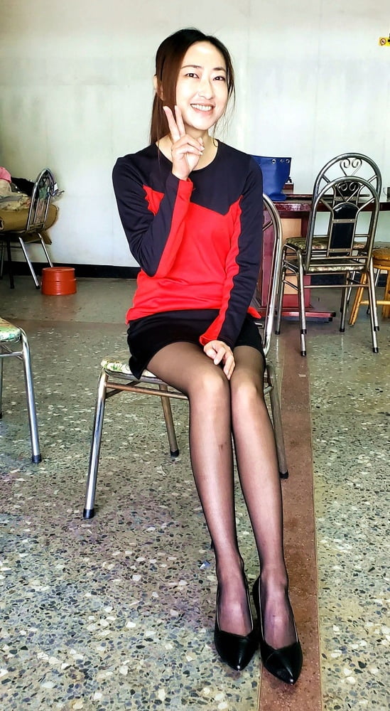 Femme chinoise aux jambes maigres en collants
 #98412902