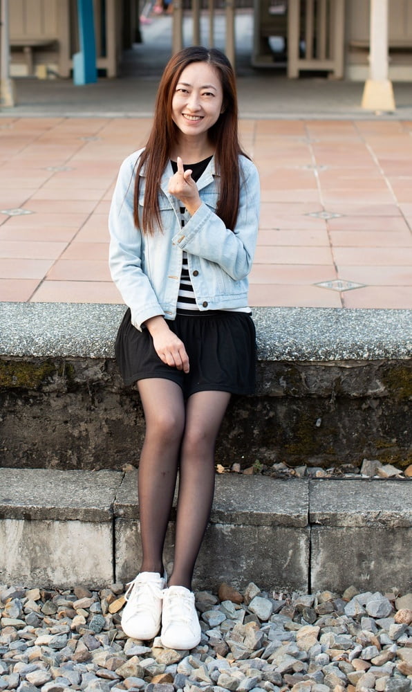 Femme chinoise aux jambes maigres en collants
 #98412918