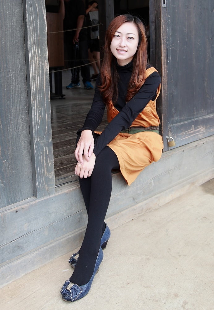 Femme chinoise aux jambes maigres en collants
 #98412932