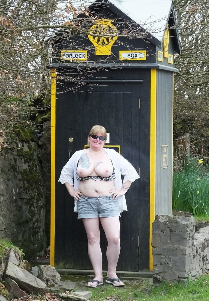 Femme uk avec gros seins en exhibition
 #95793205