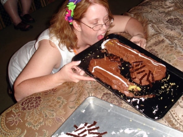 チンポのケーキでチンポを食べる尻軽女たち
 #105921227