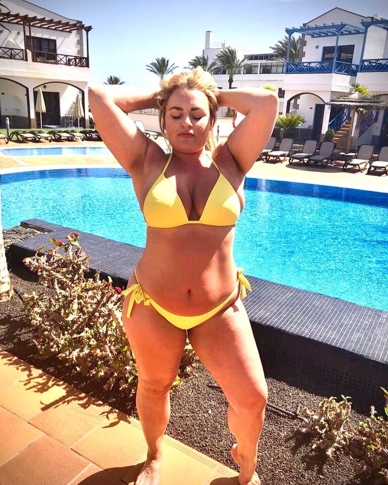 Troie inglesi all'estero in vacanza tette culo bikini
 #81185935