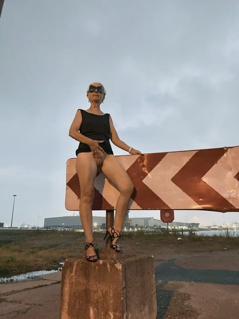 写真の中の私を見てどう思う？
 #81880177