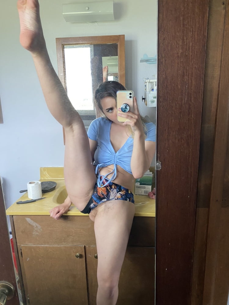 Hot 22yo chica peluda selfies privados en casa y al aire libre
 #97510353