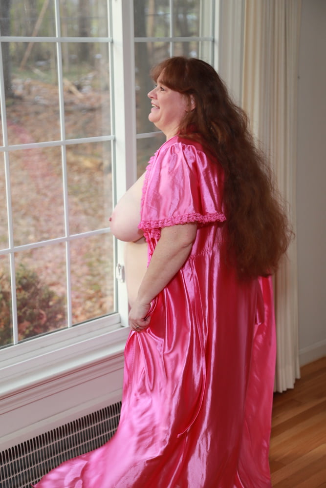 Sally in vestaglia rosa
 #105549979