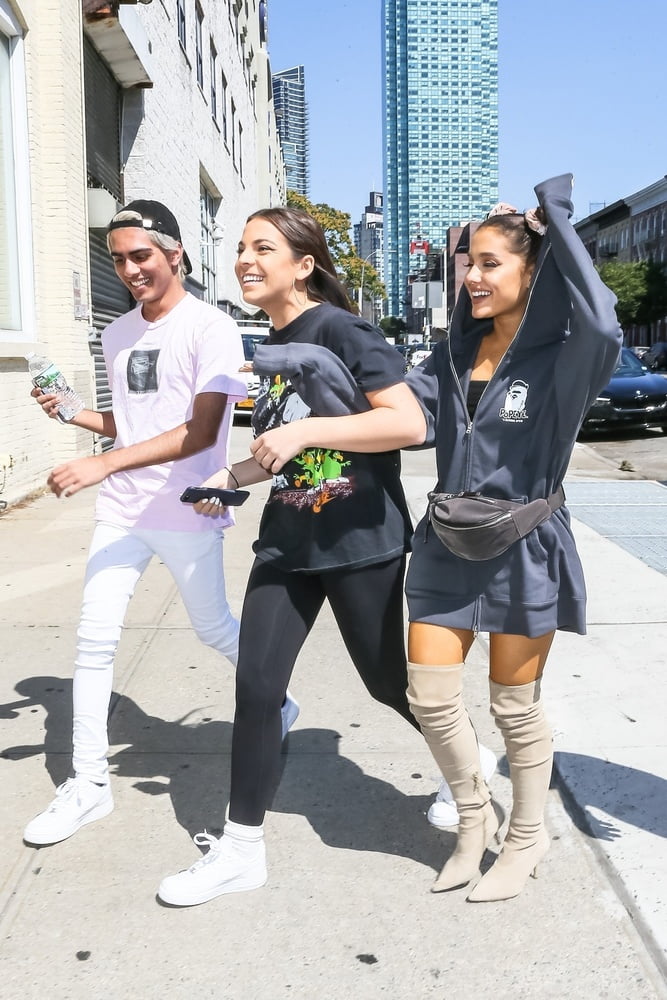 Ariana grande avec des bottes vol 05
 #105220020