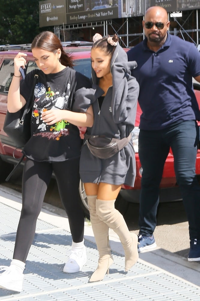 Ariana grande avec des bottes vol 05
 #105220021