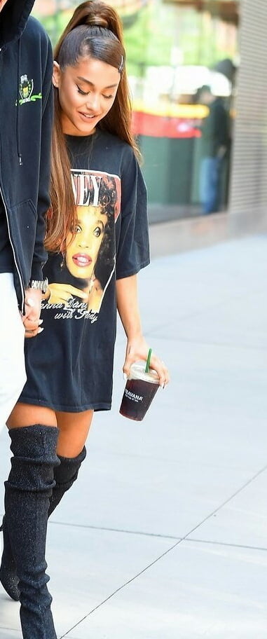 Ariana grande avec des bottes vol 05
 #105220091