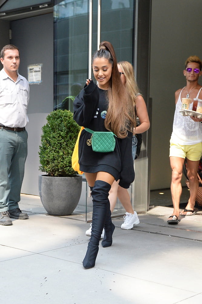 Ariana grande avec des bottes vol 05
 #105220112