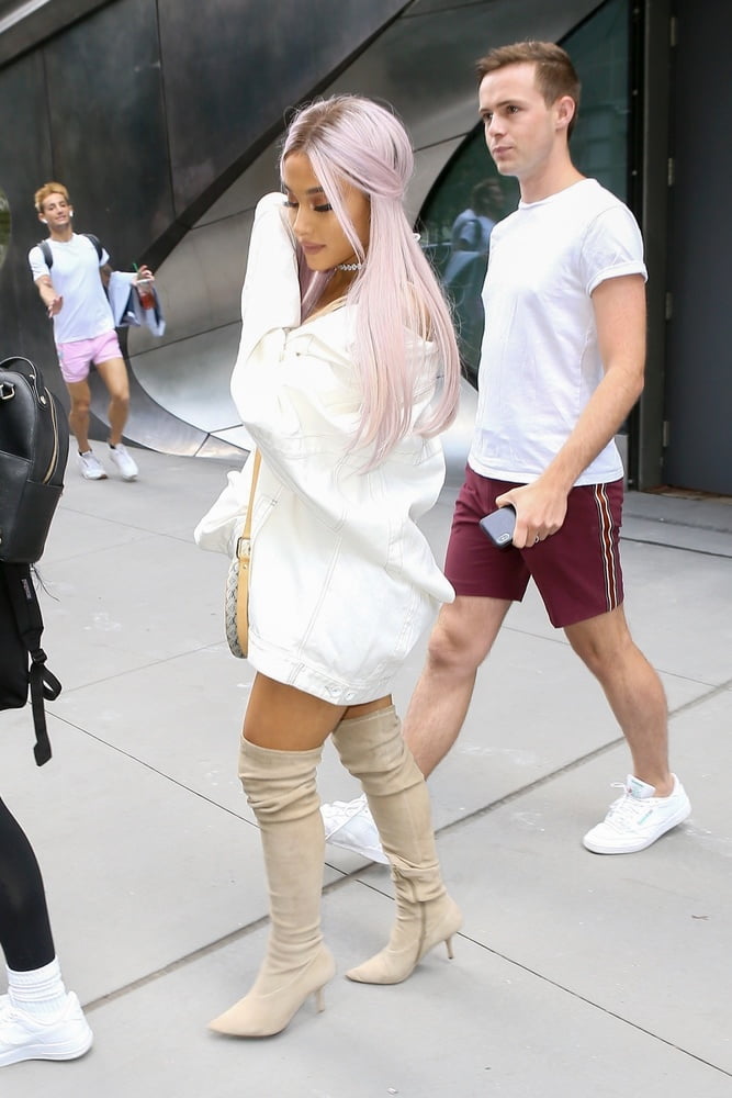 Ariana grande avec des bottes vol 05
 #105220178