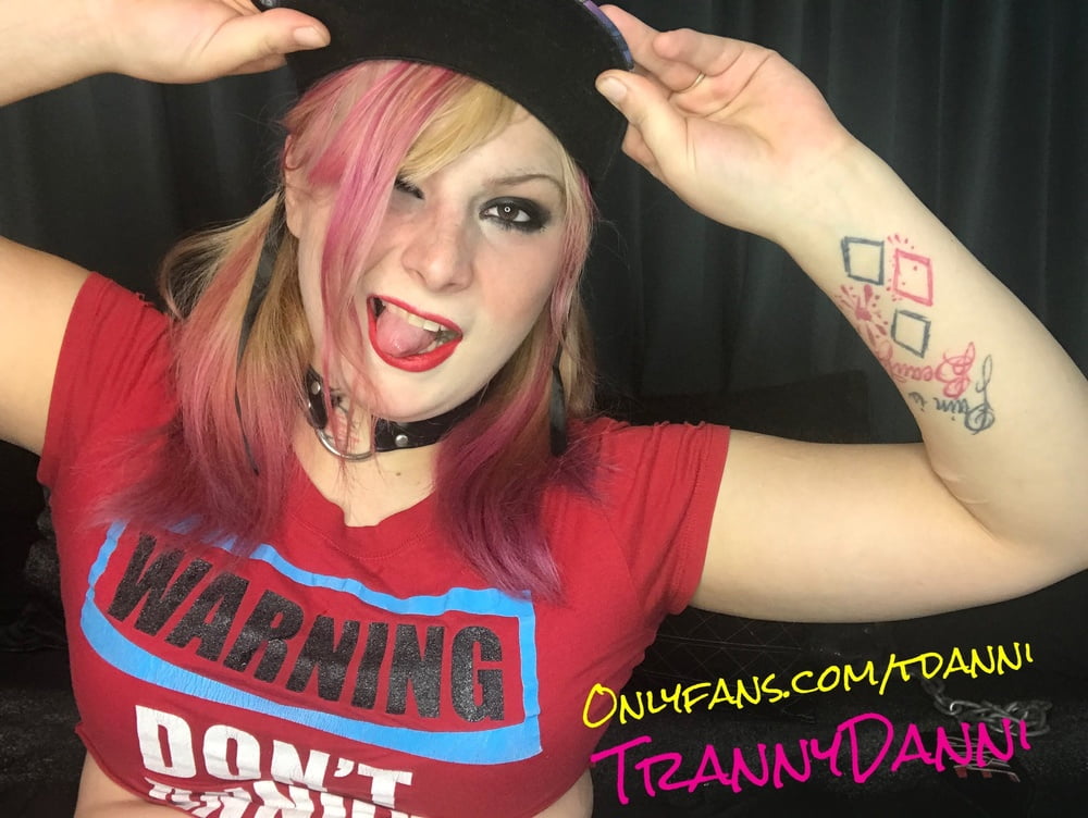 Harley quinn pattinatrice trans gioca per la macchina fotografica
 #106831976