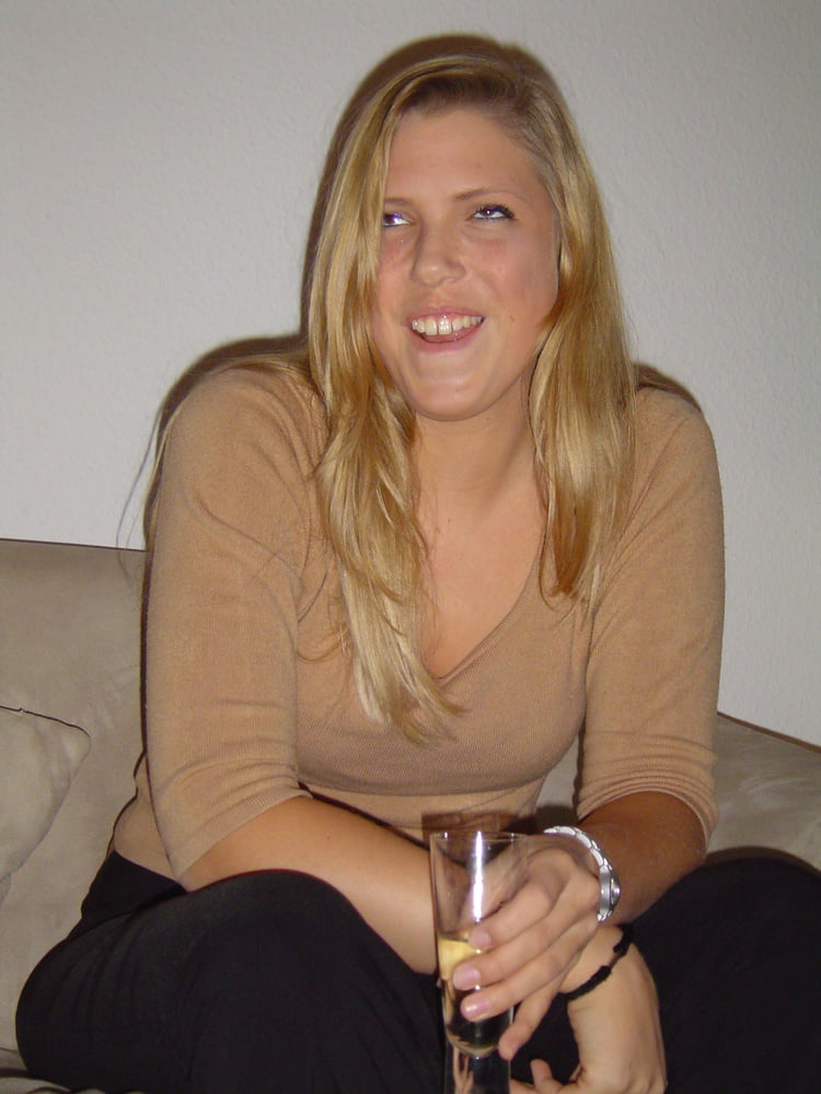 2 chicas disfrutando
 #103327422