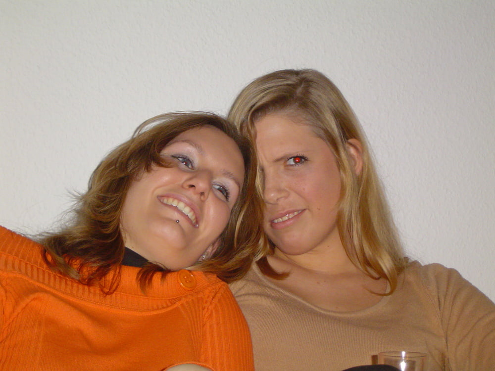 2 chicas disfrutando
 #103327428