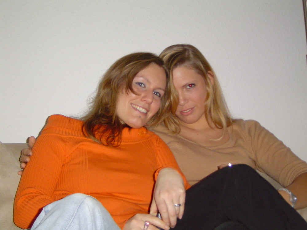 2 chicas disfrutando
 #103327430