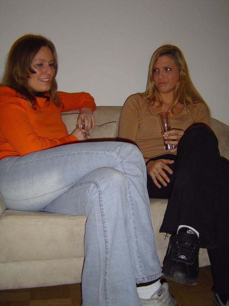 2 chicas disfrutando
 #103327436