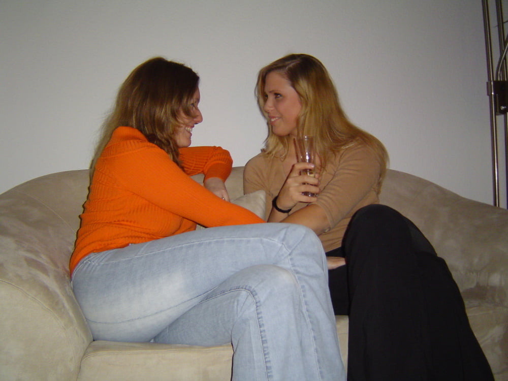 2 chicas disfrutando
 #103327437