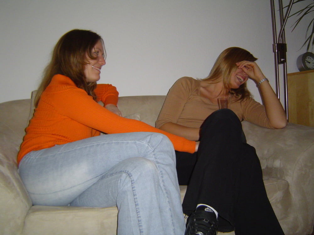 2 chicas disfrutando
 #103327438