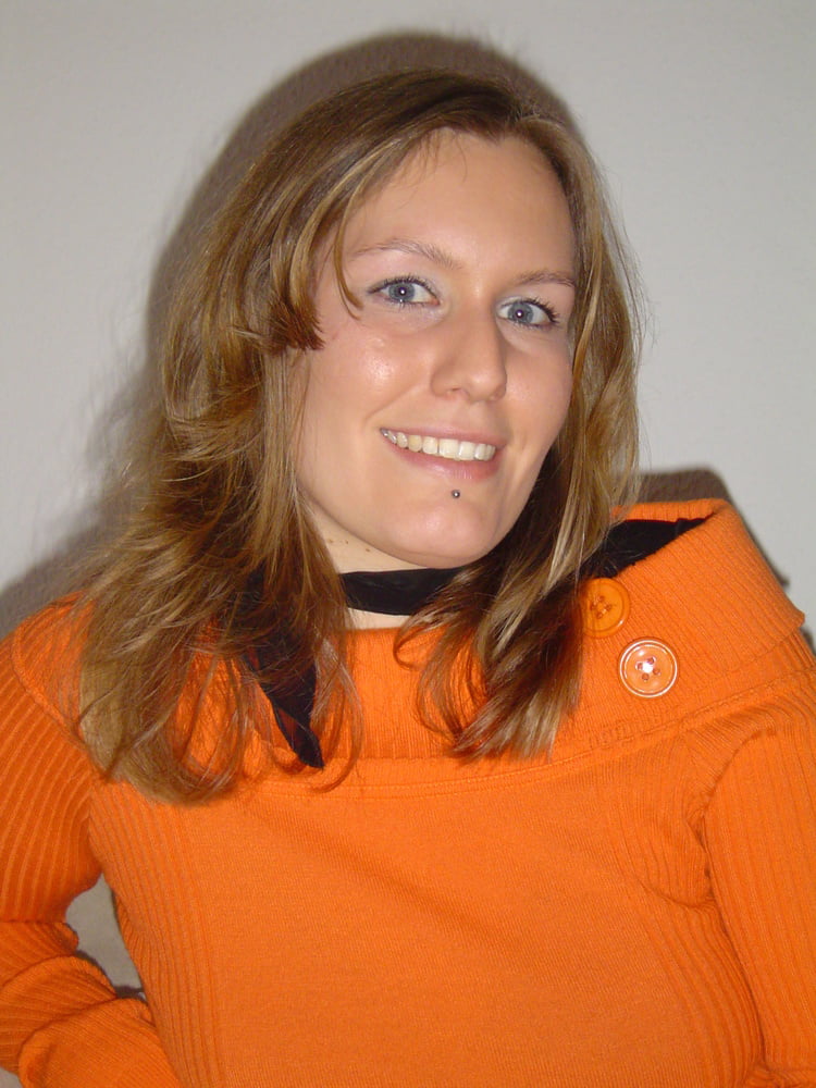 2 chicas disfrutando
 #103327439