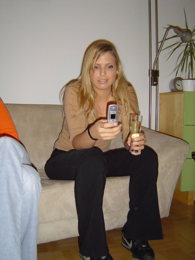 2 chicas disfrutando
 #103327440