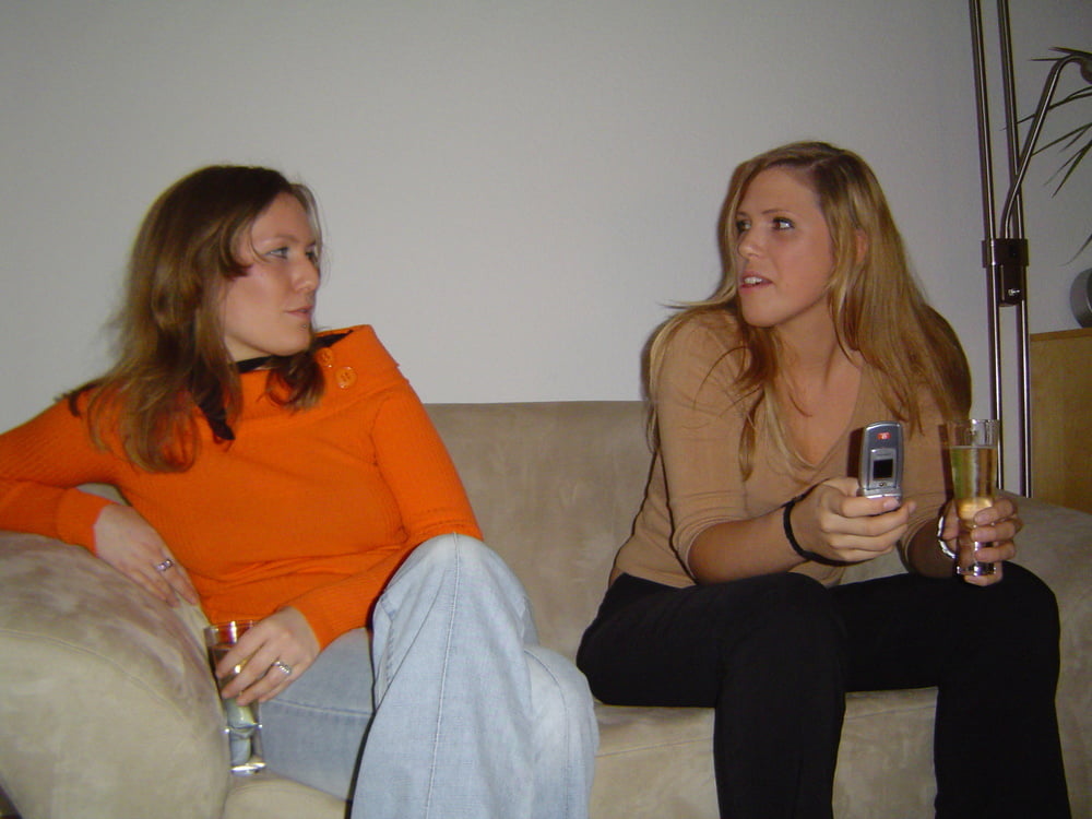 2 chicas disfrutando
 #103327441