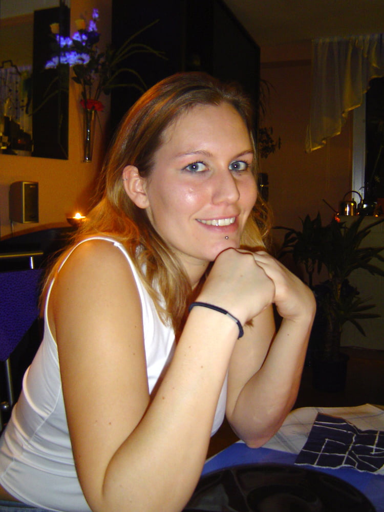 2 chicas disfrutando
 #103327442