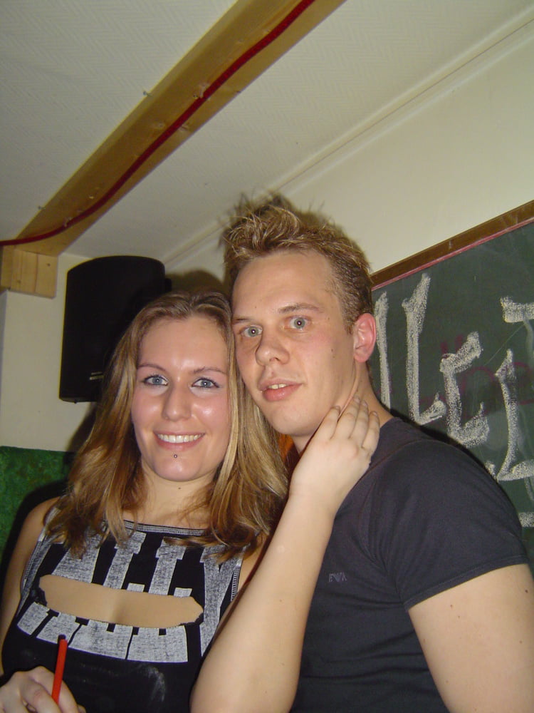 2 chicas disfrutando
 #103327454