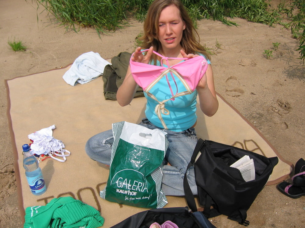 2 chicas disfrutando
 #103327614