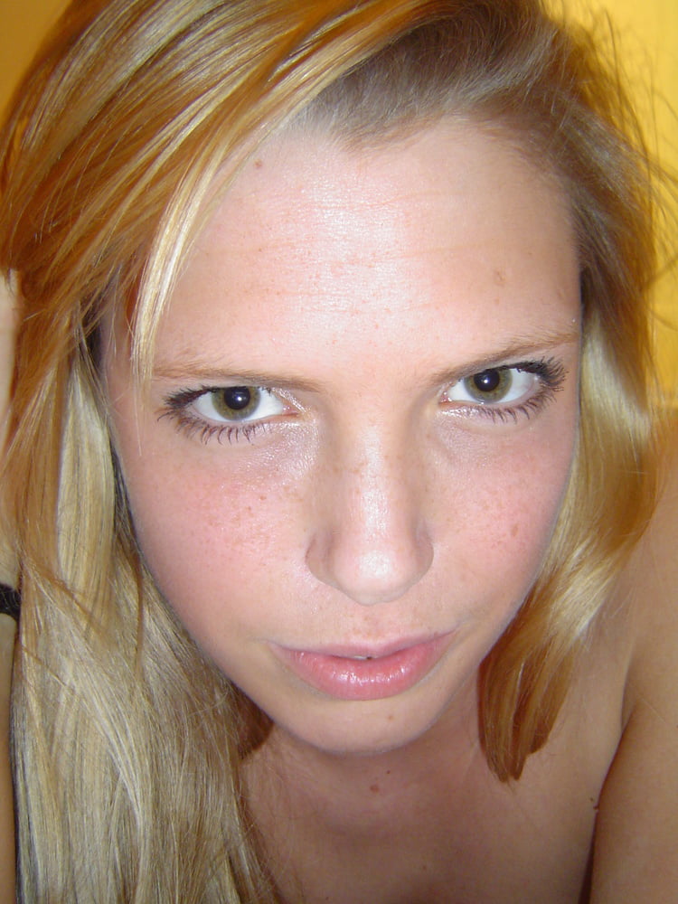 2 chicas disfrutando
 #103327863