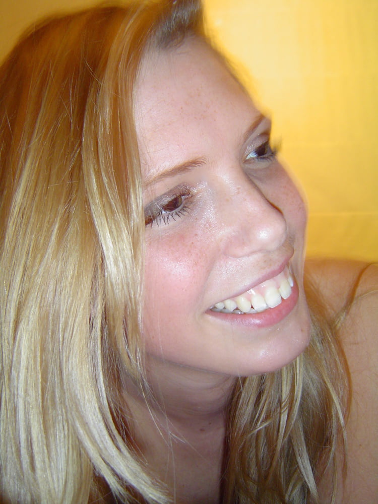 2 chicas disfrutando
 #103327872