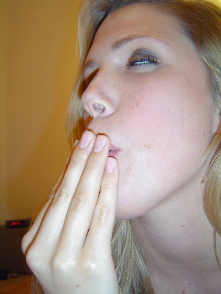 2 chicas disfrutando
 #103327874