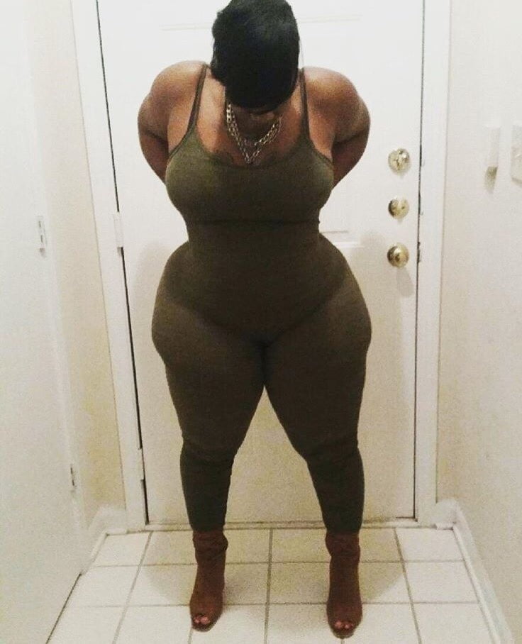 Ebony mature grosse hanche et booty
 #103504330