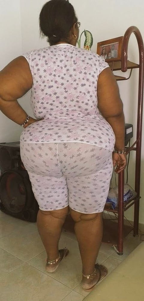 Ebony mature grosse hanche et booty
 #103504411