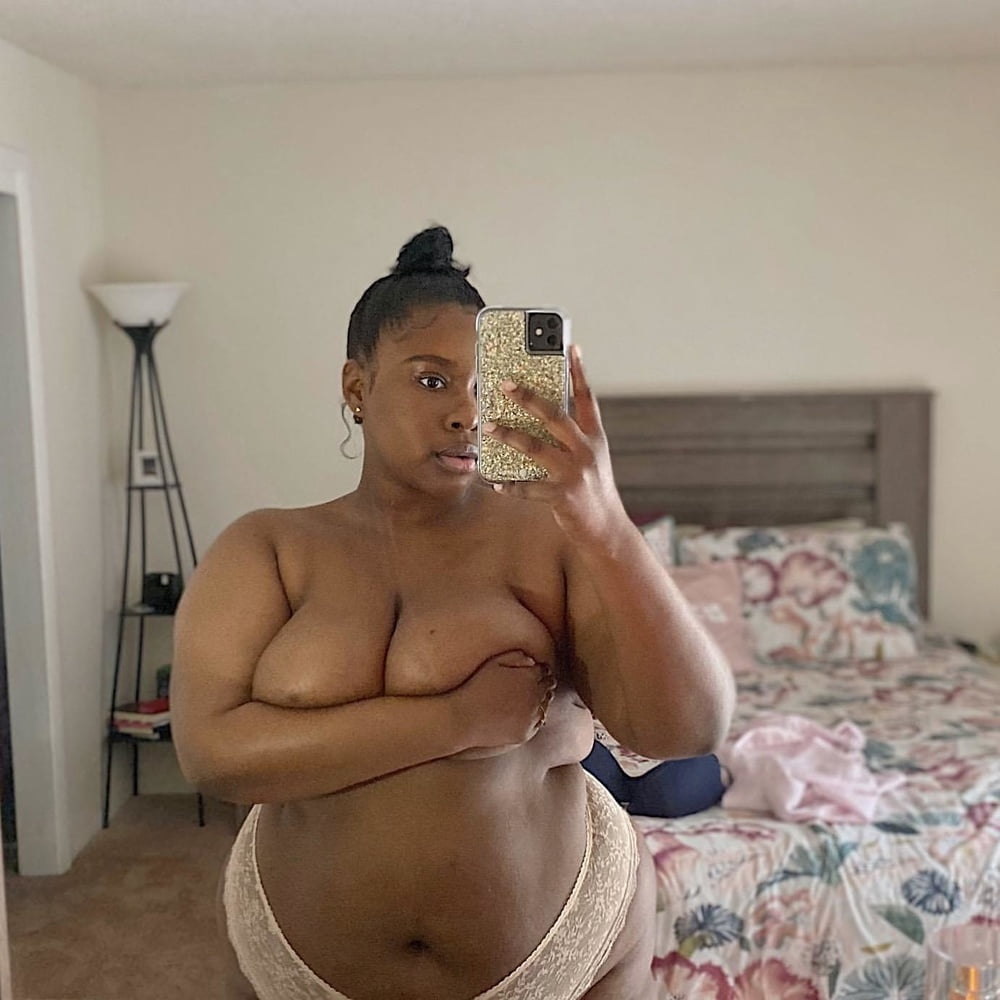 Ebony mature grosse hanche et booty
 #103504434