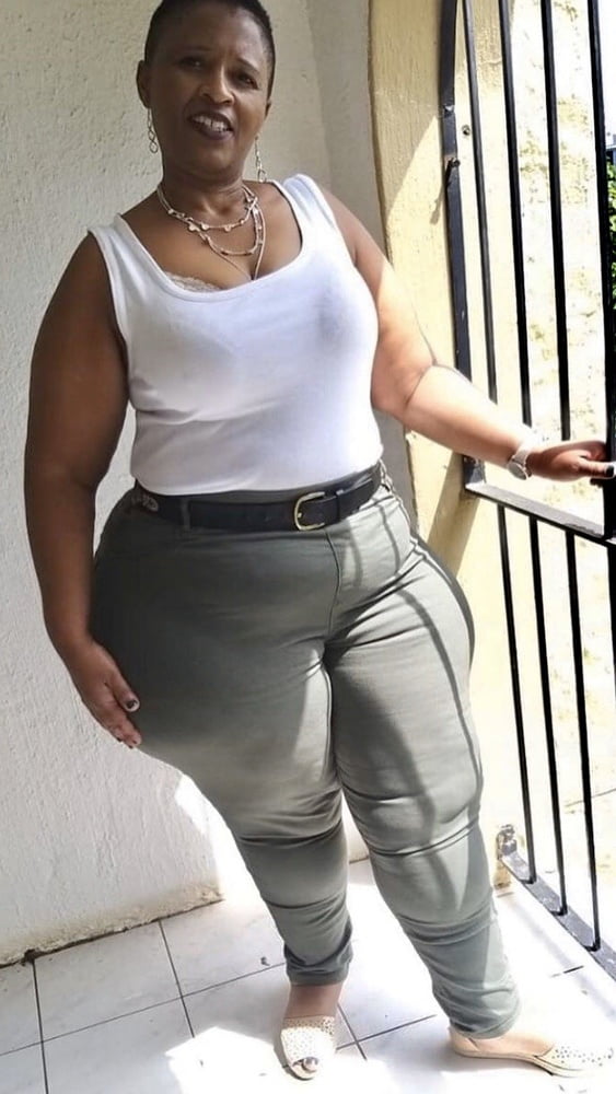 Ebony mature grosse hanche et booty
 #103504449