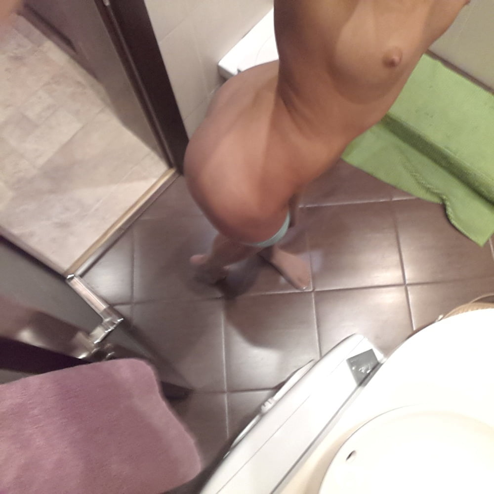 Using the hotel&#039;s mirror to its best potential #106595534
