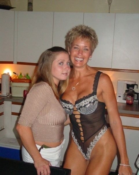 ランジェリーを着たママたち
 #103333573